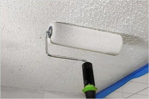 Белим потолок пылесосом